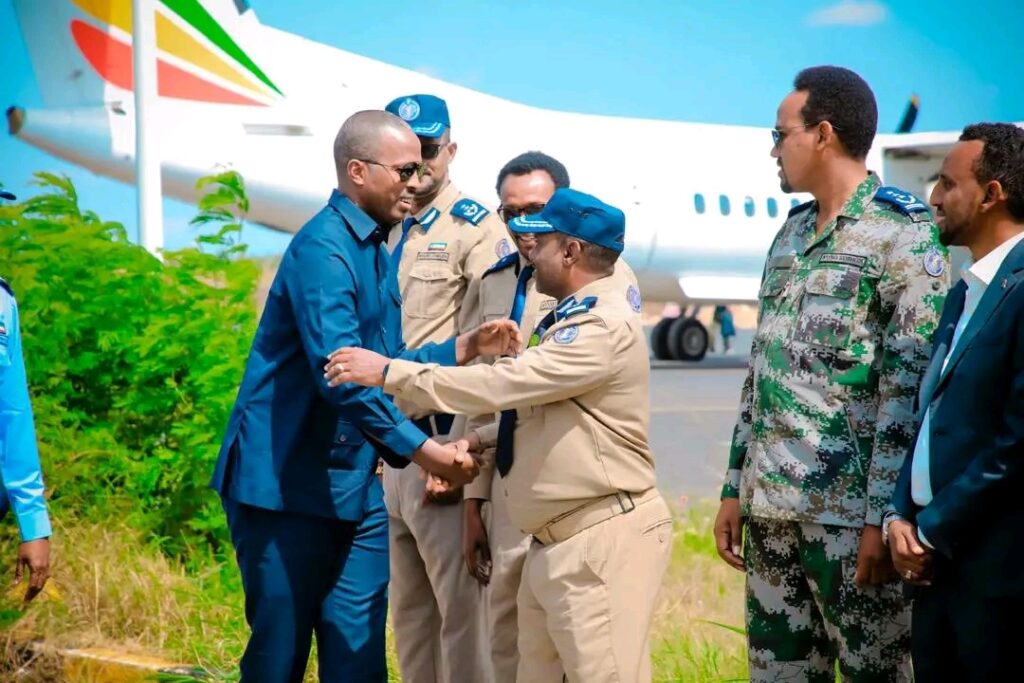 Jigjiga Khamiis, 12 June 2025 Komishinka Booliska Dawlad Deegaanka Soomaalida Sarreeye Guud Xaaji Cabdi Cali Siyaad ayaa galabta si diirran loogu soo dhaweeyay Garoonka Diyaaradaha ee magaalada Jigjiga.